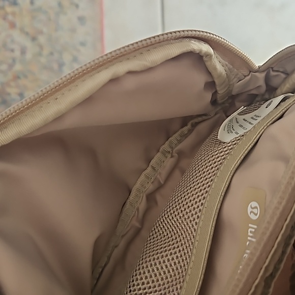Lululemon small crossbody - Picture 9 of 10
